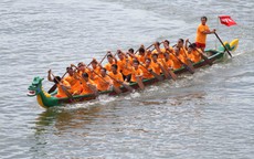 Nam nữ sôi nổi đua thuyền trên sông Hàn mừng Quốc khánh