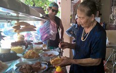 'Nữ hoàng bánh mì' Hội An: Lão bà 80 nức tiếng