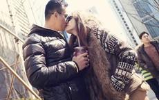 Hương Giang Idol hôn bạn trai lãng mạn giữa phố