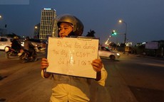 Hà Nội: Người đàn ông cầm tấm biển "Đi sai làn đường tại đây, CSGT xử phạt" gây chú ý