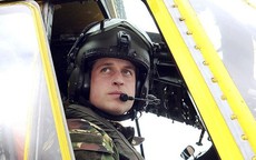 Hoàng tử Anh làm phi công trực thăng cứu thương