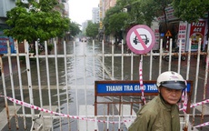 Hà Nội cấm đường vì ngập sau mưa lớn