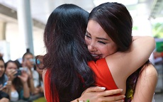 Phạm Hương bật khóc trong vòng tay mẹ ở sân bay