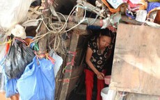 Cảnh sống khó tin của cặp vợ chồng ở "ngôi nhà" cao hơn 1m tại Hà Nội
