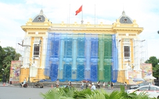 Hình ảnh Nhà hát lớn Hà Nội được "trả lại" màu sơn cũ