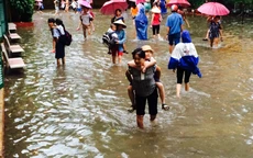 Mưa lớn ở Hà Nội: Học sinh xắn quần học vì nước tràn vào lớp