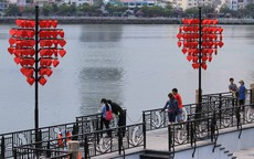 Ngắm cầu tàu "khóa tình yêu" đặc biệt ở Đà Nẵng