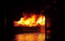 Cháy tàu trên vịnh Hạ Long, 16 du khách nước ngoài thoát nạn