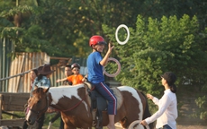 Điều trị cho trẻ khuyết tật, tự kỷ bằng cách học cưỡi ngựa