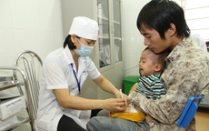 Cho con tiêm vaccine “xách tay”, khác gì “gửi trứng cho ác”?