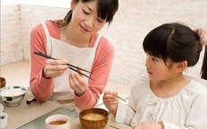 Mấy tuổi thì dạy con ăn bằng đũa?