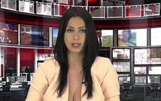 Nữ sinh khoe ngực để trở thành phát thanh viên truyền hình