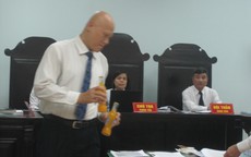 Coca Cola Việt Nam bị kiện: "Rợn người" xem sản phẩm được mở dễ dàng, bỏ dị vật ngay tại tòa