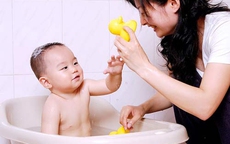 Bí quyết giúp mẹ chăm con hiếu động sạch sẽ mà nhàn tênh