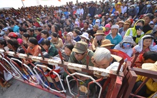Hàng ngàn người chen chân nghe sát thủ vụ thảm án Bình Phước thú tội
