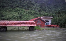 Hải Phòng: Hoảng hồn nhìn làng Việt Hải chìm trong mưa lũ