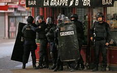 Nữ nghi phạm khủng bố nã đạn vào cảnh sát Pháp rồi tự kích nổ