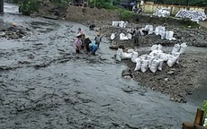 Bất chấp mưa lớn, người dân Quảng Ninh vẫn lội suối vớt than
