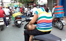 Thót tim với cảnh bố mẹ cho con “làm xiếc” trên xe máy