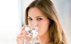 Những sai lầm nghiêm trọng khi uống nước cần loại bỏ