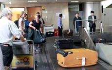 Vụ vali bị rạch bung bét khi xuống máy bay: Nhân viên đã xếp“lộn hàng”?