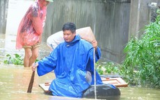 Hình ảnh người dân Quảng Ninh nhọc nhằn đi qua mưa lũ dị thường