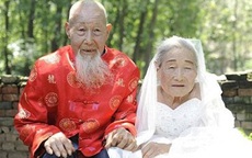 Cảm động cặp vợ chồng trăm tuổi lần đầu chụp ảnh cưới