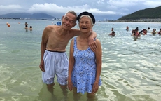 Chuyện tình vĩnh cửu của cụ bà 87 tuổi mặc áo tắm, nắm tay chồng ra biển