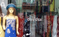 Dân vây cô gái đi xe SH nghi móc túi trong shop thời trang