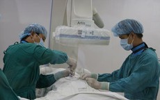 Kì diệu: Bệnh nhân đứng dậy đi được sau khi bơm... xi măng vào đốt sống