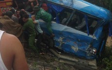 Tai nạn liên hoàn ở Hòa Bình, xe khách chở hàng chục người biến dạng