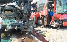 Xe tải, xe khách đâm nhau nát bét, 6 người nhập viện
