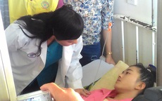 Bộ trưởng Y tế thăm nữ sinh Đắk Lắk mất chân sau tai nạn giao thông
