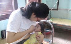 Nhiều mẹ tự nguyện đến viện cho bé 14 tháng nặng 3,5kg bú