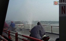 Hà Nội: Vỡ đường ống nước, nhiều người mặc áo mưa qua cầu Chương Dương