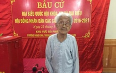 Xúc động hình ảnh cụ bà 101 tuổi minh mẫn đi bầu cử