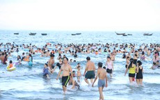 Biển Đà Nẵng đông nghịt người những ngày hè nóng bỏng