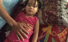 Bố mẹ nghèo, bé 4 tuổi đành rời viện khi đang cần mổ tim gấp