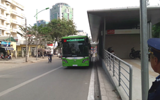 Xem buýt nhanh của Hà Nội lần đầu xuống phố và có xe "hộ tống"