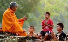 Triết lý nhà Phật (3): Con người bỏ an lạc, tự hủy hoại mình khi nuôi dưỡng hận thù
