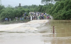 4 học sinh dắt tay nhau qua suối, một em bị lũ cuốn trôi