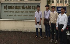 Nhóm học sinh bị đình chỉ vì “tè bậy” đã tố hiệu trưởng lên Bộ Giáo dục