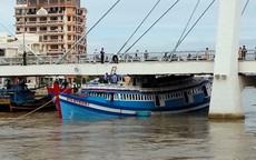 Giải cứu tàu bị mắc kẹt dưới cầu ở Phan Thiết