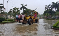 Những hình ảnh hài hước trong trận ngập "kinh hoàng" ở Hà Nội