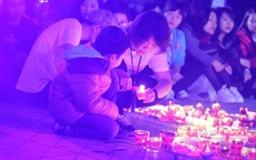 Fan quây quần thắp nến tưởng nhớ Trần Lập nhân sinh nhật Bức Tường