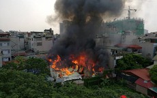 Hà Nội: Cháy lớn trên phố Trương Định, lửa lan sang khu nhà dân