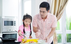 MC Phan Anh được mẹ con Hoa hậu Ngọc Diễm "dạy" nấu ăn