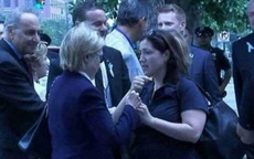 Đây chính là cô gái bí ẩn luôn theo sát bà Hillary Clinton