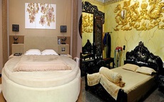 Phòng ngủ cầu kì, trang trí diêm dúa của hai "ông hoàng nhạc Việt"