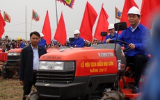 Chủ tịch nước lái máy cày tại Lễ hội Tịch điền